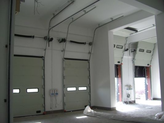 ντυμένη μηχανή χάλυβα 380V 40mm πάχος που ανυψώνει τις αυτόματες συρόμενες μονωμένες αποθήκη εμπορευμάτων τμηματικές πόρτες