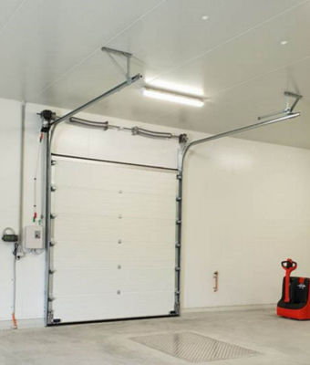 Απομονωμένη διατομική πόρτα γκαράζ με 50 mm-80 mm για βιομηχανικό και εμπορικό αυτόματο ανελκυστήρα