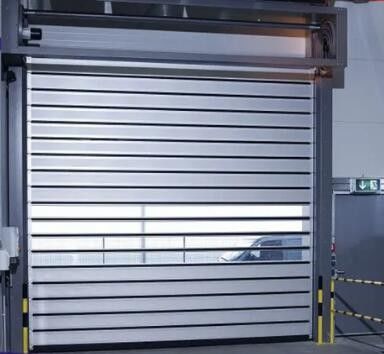 Αυτόματο κάθετο εσωτερικό βιομηχανικό ανελκυστήρα Πάνελ σάντουιτς υψηλής ταχύτητας σπειροειδούς πόρτας 70 mm για εξωτερική διέλευση