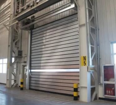 Αυτόματο κάθετο εσωτερικό βιομηχανικό ανελκυστήρα Πάνελ σάντουιτς υψηλής ταχύτητας σπειροειδούς πόρτας 70 mm για εξωτερική διέλευση