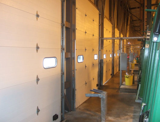 Το μέταλλο μόνωσε τις τμηματικές πόρτες που από πάνω η κάθετη ανύψωση κυλίνδρων για την αποθήκη εμπορευμάτων