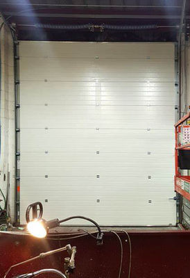 Εμπορική γλιστρώντας αποθήκη εμπορευμάτων 1,0 ανελκυστήρων πορτών χάλυβα υπερυψωμένη τμηματική μόνωση θερμότητας W M2K