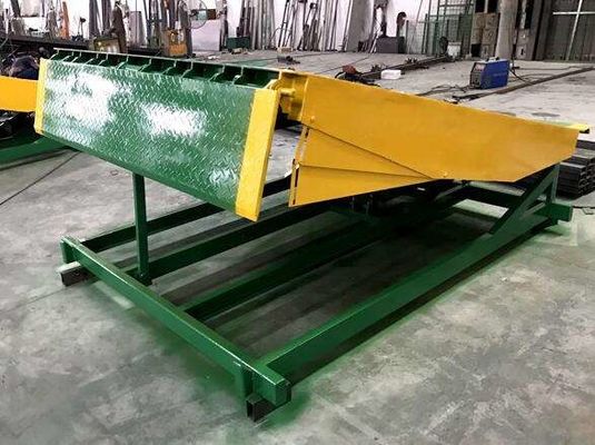 Αντιολισθητική φόρτωση Dock Ramp Forklift Truck Leveler καρό πλάκα υδραυλικό δοχείο