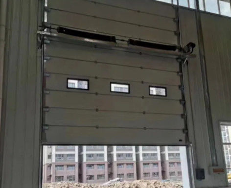 Ασφάλεια Χάλυβα Απομονωμένες διατομικές πόρτες Σύγχρονη ηλεκτρική / χειροκίνητη λειτουργία Εργοστάσιο άμεση πώληση εμπορική πόρτα σάντουιτς