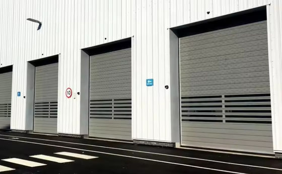 Ελεγχόμενη από PLC σπειροειδής πόρτα με ταχύτητα ανοίγματος και κλεισίματος 0,8m / s Προσαρμοσμένη προηγμένη πόρτα κυλίνδρων γκαράζ