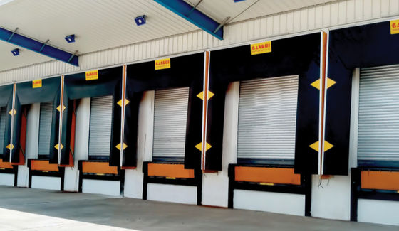 Εύκολη εγκατάσταση PVC Dock Door Shelter παρέχοντας προστασία από τα στοιχεία προσαρμοσμένη βιομηχανική
