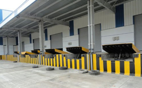 10000-20000 λίβρες φόρτωσης Dock Levelers Ζυγισμένο χάλυβα Safety Curbs και Bars στην εγκατάσταση συναρμολόγηση