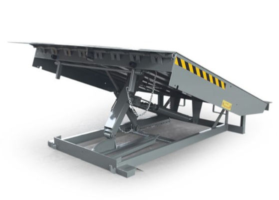Ελέγχου κουμπιών Dock Door Levelers Εργαστήριο αυτόματη πλάκα αποβάθρας με προσαρμόσιμο μήκος χείλη 25000-40000LBS ασφαλές σχεδιασμό