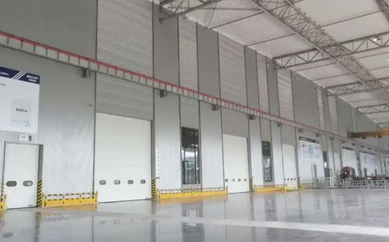 Αυτόματη Βιομηχανική Πόρτα Ανύψωσης Οροφής για Πυροσβεστικό Σταθμό | Τμηματικές Πόρτες Οροφής PU Panel με Σχεδιασμό Στεγανοποίησης και Βιομηχανικές Τμηματικές Πόρτες