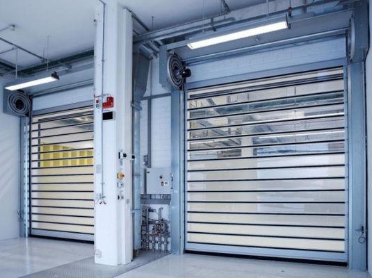 Προσαρμοσμένη μονωμένη βιομηχανική ρολό υψηλής ποιότητας εξωτερική αλουμινίου διαφανής υψηλής ταχύτητας σπειροειδής πόρτα σύστημα ασφαλείας αισθητήρα φωτοηλεκτρικού και ταχύτητα κλεισίματος 0,8 m/s για απόδοση