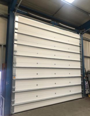 Ασφαλής κλειδαριά πυροσβεστικού σταθμού Βιομηχανικές τμηματικές πόρτες με αυτοματοποιημένη διαμόρφωση και έκτακτη απελευθέρωση