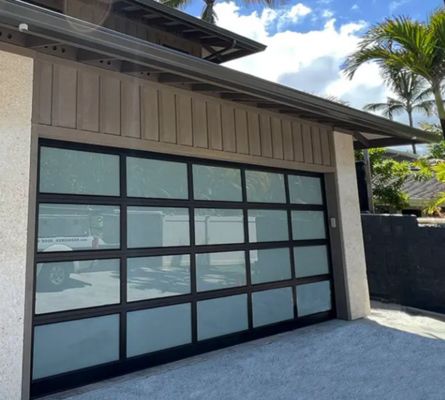 Υδροστερότητα Τάξη 3 Διαφανές γυαλί Εξαιρετική αντοχή στον άνεμο Βιομηχανική υπερυψωμένη Σθεναρή διασταλτική πόρτα γκαράζ με χειροκίνητη ή αυτόματη λειτουργία