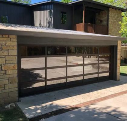 Υδροστερότητα Τάξη 3 Διαφανές γυαλί Εξαιρετική αντοχή στον άνεμο Βιομηχανική υπερυψωμένη Σθεναρή διασταλτική πόρτα γκαράζ με χειροκίνητη ή αυτόματη λειτουργία