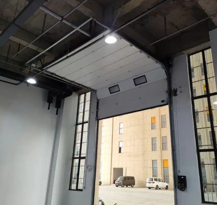 Βινύλιο οριακή διατομεακή κεφαλής πόρτα 50mm-80mm πάχος Νέα βιομηχανική θερμική απομονωμένη ασφαλή αυτόματη πόρτα για εργαστήριο πόρτα γκαράζ