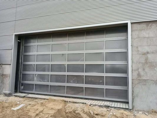 Κατακόρυφη ανύψωση με προστασία UV 40 mm Σύγχρονη τμηματική εναέρια πόρτα πλήρους όψης Τμηματική πόρτα αλουμινίου