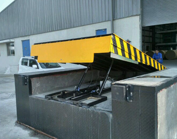 10000-20000 λίβρες φόρτωσης Dock Levelers Ζυγισμένο χάλυβα Safety Curbs και Bars στην εγκατάσταση συναρμολόγηση