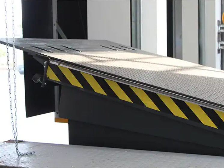 Ηλεκτρικός κινητήρας Μηχανική ανυψωτική ψαλιδωτή πλατφόρμα Επίπεδο θυρών αποβάθρας κάθετης φόρτωσης Εργαστήριο Αυτόματη πλάκα αποβάθρας 25000-40000LBS Ασφαλής