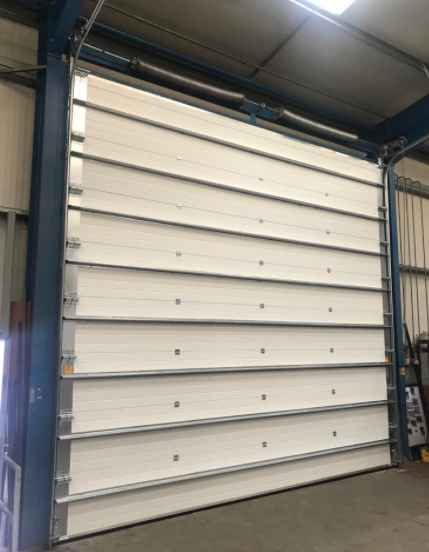 Ασφαλής κλειδαριά πυροσβεστικού σταθμού Βιομηχανικές τμηματικές πόρτες με αυτοματοποιημένη διαμόρφωση και έκτακτη απελευθέρωση