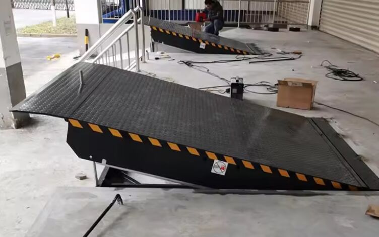 Υδραυλικοί Τόνοι Χωρητικότητας 8T /10T Αποθήκης Προσαρμόσιμο Μέγεθος Πλατφόρμας Εργαστηρίου Αυτόματη Πλάκα Αποβάθρας Εξομαλυντές Θυρών Αποβάθρας 25000-40000LBS Ασφαλής Σχεδιασμός