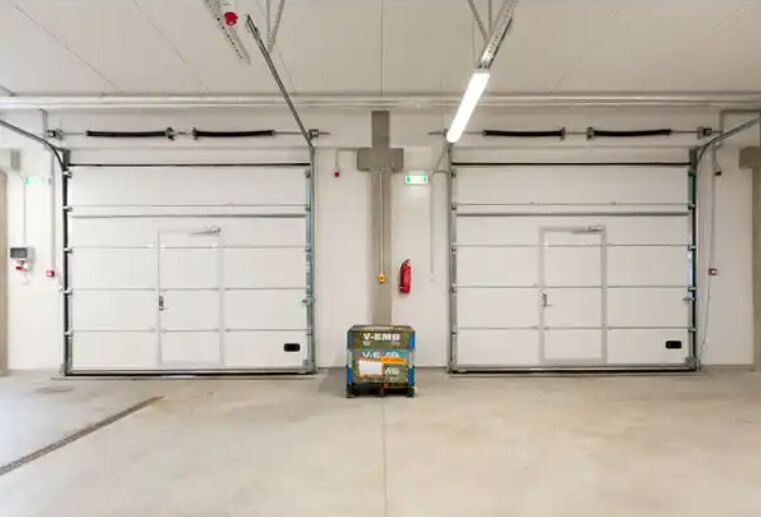 Ακουστική μόνωση επιπέδου 24 DB Απομονωμένες διατομικές πόρτες εξοπλισμένες με ελάχιστη ενέργεια για λειτουργία και βινύλιο ή βούρτσα Weatherstripping για εμπορικά